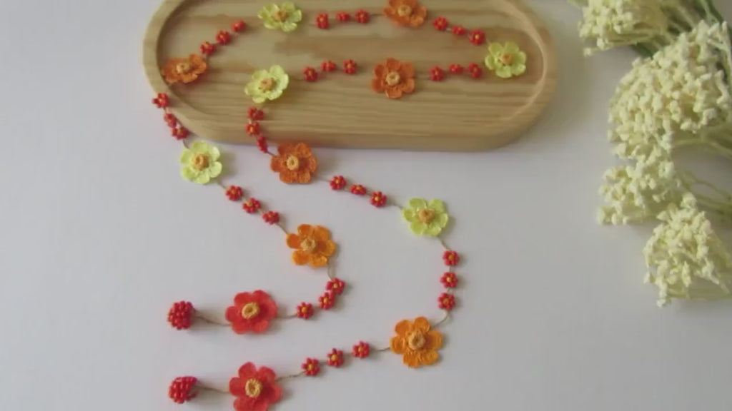 Sonnenuntergang Orange Gänseblümchen Halskette, Floral Boho Sommer Häkelschmuck, Bunte Perlen Lariat Halskette