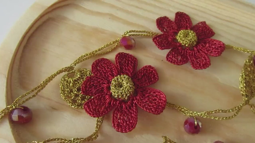 Türkische Oya Spitze Halskette Burgund und Gold, Rote Häkelblume Lariat, Kristall Perlen Lange Blumen Halskette