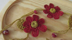 Türkische Oya Spitze Halskette Burgund und Gold, Rote Häkelblume Lariat, Kristall Perlen Lange Blumen Halskette