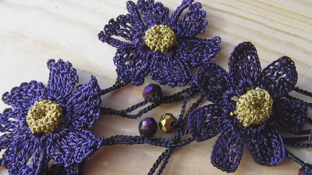Lila Häkelkette Lariat mit Goldkristallen, Türkische Oya-Spitze, Lila Blume Lange Wrap, einzigartiger Schmuck
