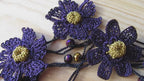 Lila Häkelkette Lariat mit Goldkristallen, Türkische Oya-Spitze, Lila Blume Lange Wrap, einzigartiger Schmuck