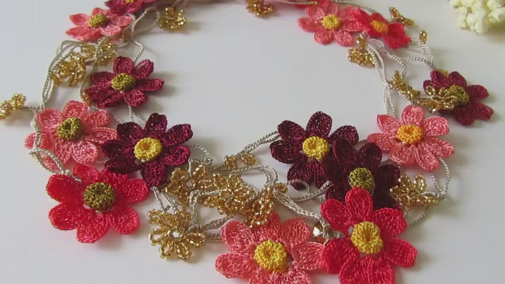 Coral Daisy Lange Häkelkette, Floral Wrap Lariat, Boho Sommer Statement Halskette