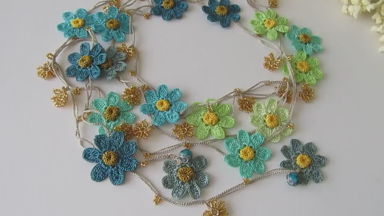 Blaue Gänseblümchen Lange Halskette, Türkis Häkelblume Lariat, Boho Wrap Sommer Statement Kette