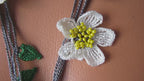 Mandelblüte Häkelkette, weiße Frühlingsblume Lange Lariat, Türkisch Oya Spitzenschmuck