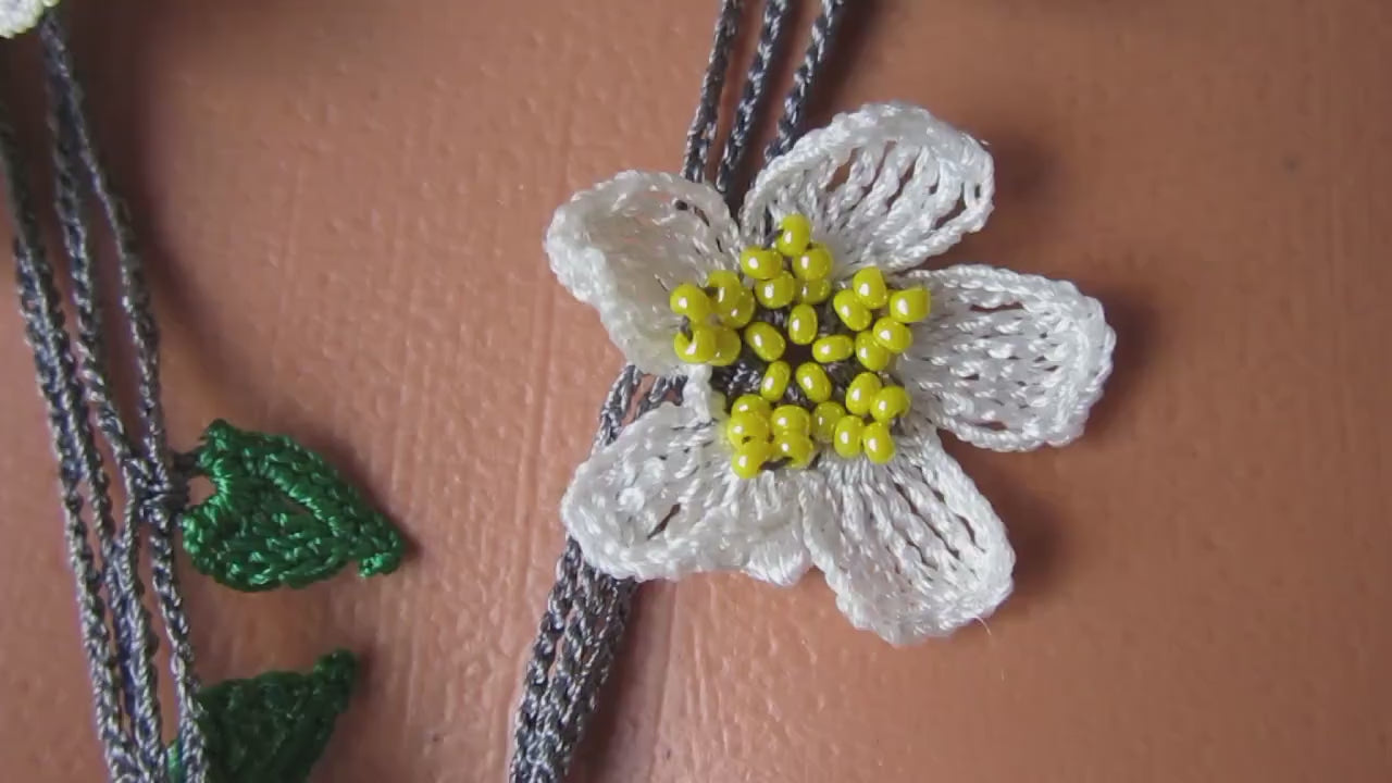 Mandelblüte Häkelkette, weiße Frühlingsblume Lange Lariat, Türkisch Oya Spitzenschmuck