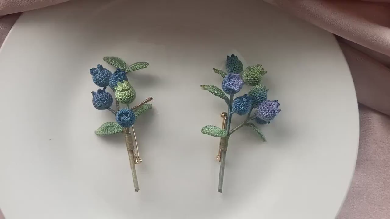 Blaubeer Brosche gehäkelt, handgemachte Blumen Brosche, 2 Stile