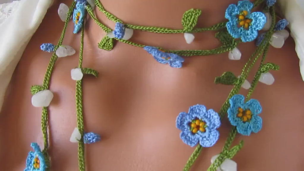 Vergissmeinnicht Micro Häkelschmuck Blume Halskette, Blauquarz Perlen Lariat, Floral lange Wickelkette